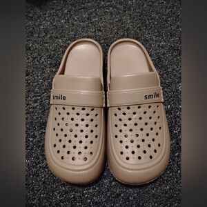 Tan Slip-On Clogs Silicone Rubber Water Resistant Women's 7.5/8